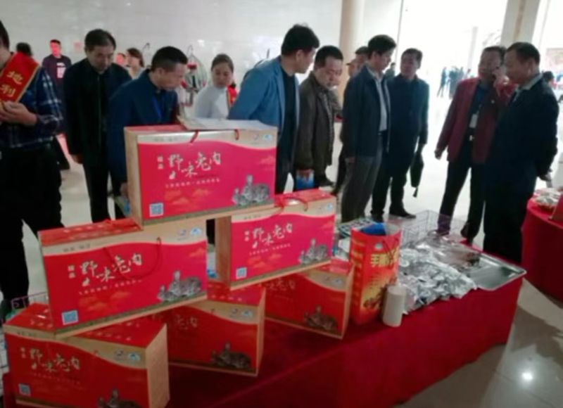 菏澤市地利牧業(yè)科技有限公司養(yǎng)殖兔子，生產(chǎn)兔皮大衣，還有兔肉食品一體化企業(yè)，歡迎大家來場考察